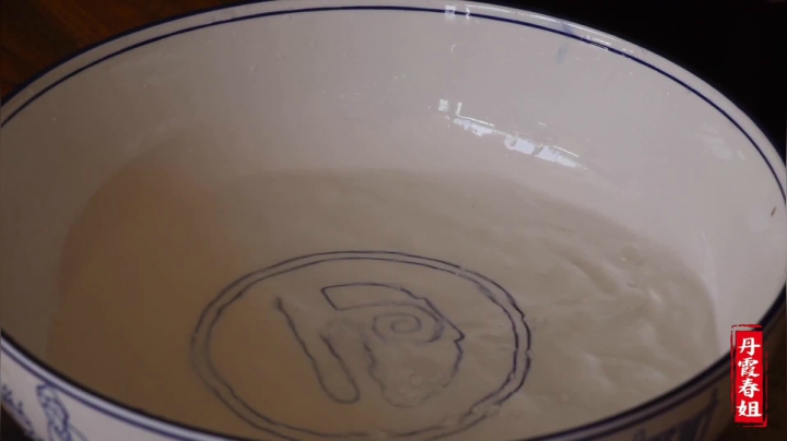 《漂亮娘们儿美食记》263_今年的新蒜下来了，春姐教大家泡糖蒜，爽脆可口，保存一年也不坏