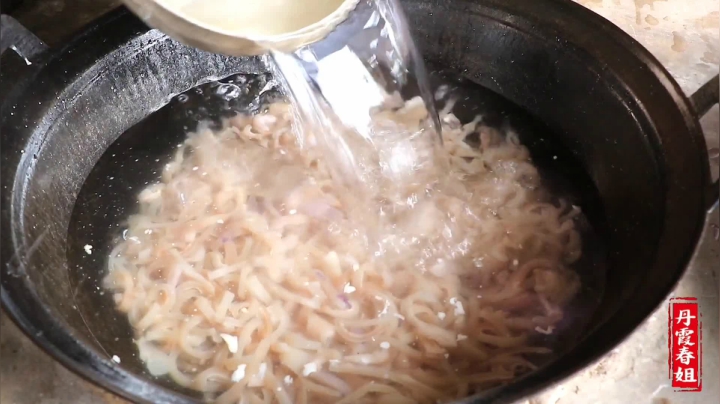 《漂亮娘们儿美食记》182_冰箱里储藏的猪皮别浪费，春姐教你做皮冻，劲道Q弹又爽口，真香