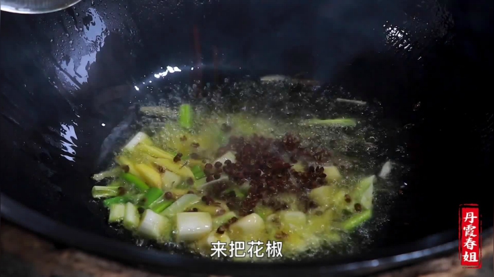 《漂亮娘们儿美食记》193_春姐教你用虾和鸡翅做干锅，麻辣鲜香，一家人开启清盘行动，真香