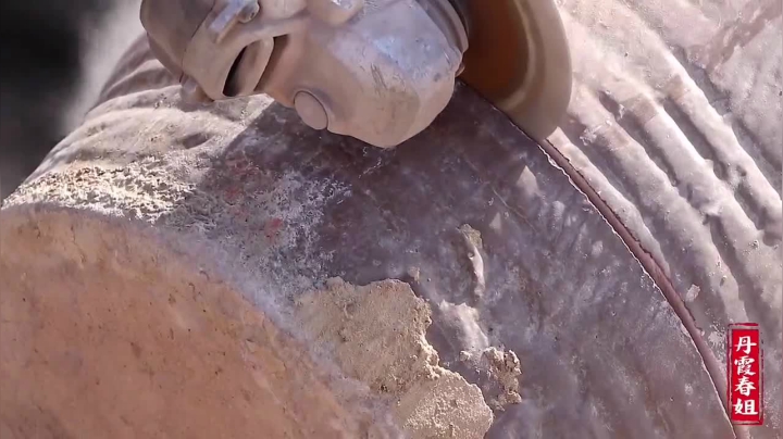 《漂亮娘们儿美食记》90_春姐和弟弟自制烤炉烤羊腿，肥而不腻嘎嘣脆，外焦里嫩吃的满嘴油