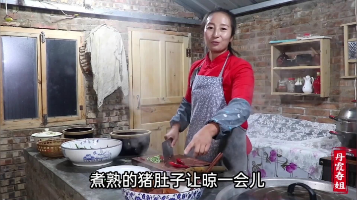 《漂亮娘们儿美食记》108_农忙过后，春姐买了两个猪肚，做麻辣味，犒劳俩弟弟，三人吃美了