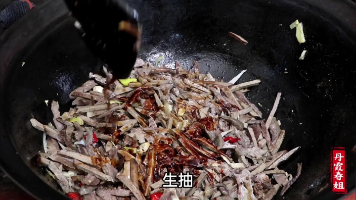 《漂亮娘们儿美食记》20_大姐家杀年猪的新鲜猪肝，春姐做炒猪肝，配小米稠酒解腻，吃爽了