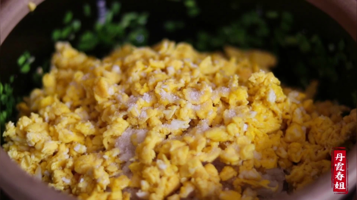 《漂亮娘们儿美食记》280_窑洞里，春姐做一锅煎包，一家人坐炕上围着吃，一口一个，真过瘾