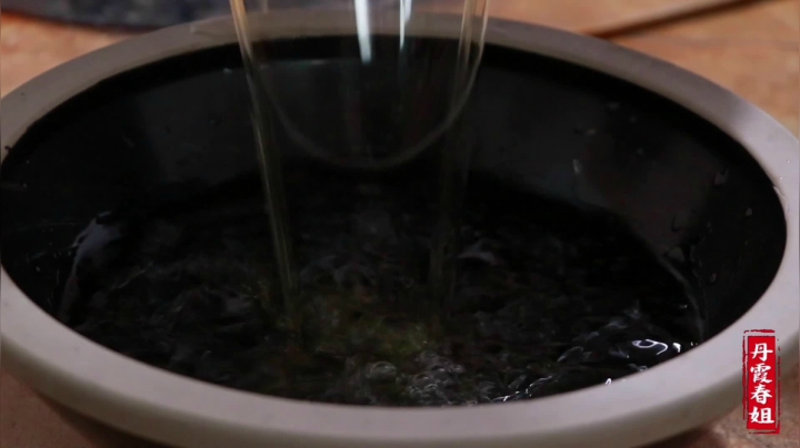 《漂亮娘们儿美食记》338_过年炒菜离不开“麦芹炒肉”，简单易学，全家人都爱吃，超级下饭