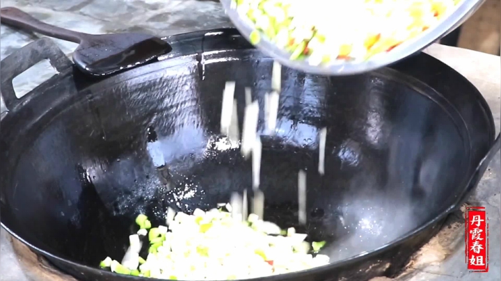 《漂亮娘们儿美食记》189_地里刚摘的茄子，春姐教你做包子，汁多馅香，再喝口小米粥，香