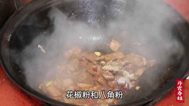 《漂亮娘们儿美食记》11_过年了，春姐和弟弟打扫完卫生做猪肉烩菜，配着特色稠酒，真过瘾