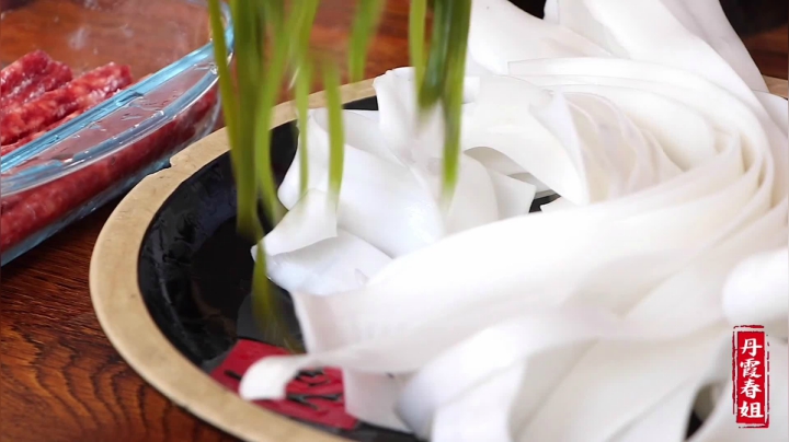 《漂亮娘们儿美食记》79_大雪过后，弟弟想拿着羊腿吊起涮肉，姐弟三人坐山头火锅吃痛快了