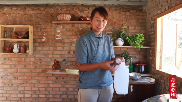 《漂亮娘们儿美食记》219_春姐用纯牛奶做酸奶，简单3步，大人小孩都爱吃，冰凉解暑又爽口