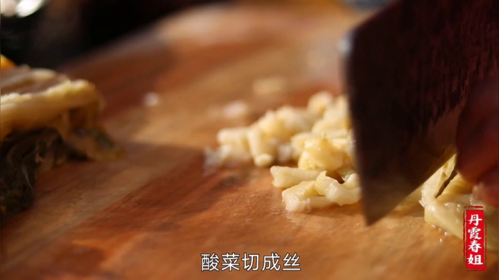 《漂亮娘们儿美食记》279_家里有猪排骨，春姐加1颗酸菜，做大烩菜，3个人坐院里吃，真过瘾