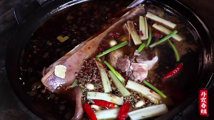 《漂亮娘们儿美食记》98_磊哥买颗猪头，春姐卤一锅做肉夹馍，馍酥肉香，搭小米粥吃过瘾了