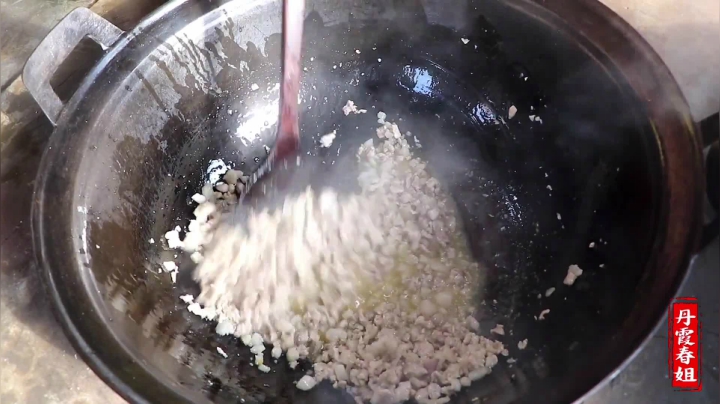 《漂亮娘们儿美食记》155_春姐摘线椒，做肉沫辣椒，配上手擀面，磊哥：这样吃才香啊，过瘾