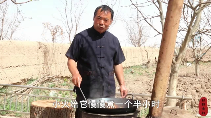 《乡村老流氓美食记》245_5斤烧鸡一个人吃才叫爽，鸡屁股是最好吃的，再来口老酒，过瘾