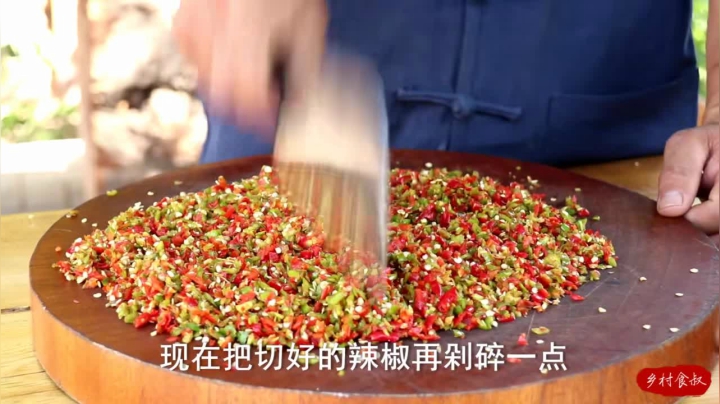 《乡村老流氓美食记》153_农村辣子吃不完，食叔做成辣椒酱，夹个馒头辣得直冒汗，真过瘾