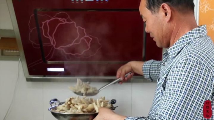 《乡村老流氓美食记》285_年夜菜上少不了这道卤味鸡爪，香辣入味还软烂，馋得我直流口水