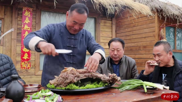 《乡村老流氓美食记》15_620买扇驴排骨，整整煮了大半天，叫上几个哥们直接上手啃，真香