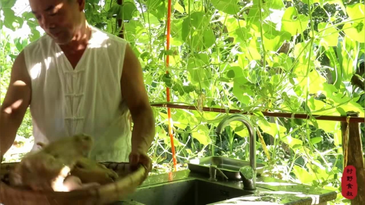 《乡村老流氓美食记》183_炒羊杂！头肉先卤后炒，大叔做来下酒，这是哥俩最爱的下酒菜