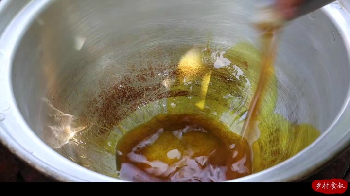 《乡村老流氓美食记》139_大叔整个骆驼头，卤了大半天，农村10人围一桌吃肉喝酒，过瘾