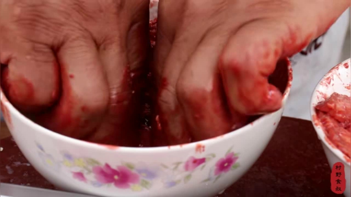 《乡村老流氓美食记》237_4斤五花肉，半斤腐乳，农村大叔做“兰州糟肉”，老婆子吃得带劲