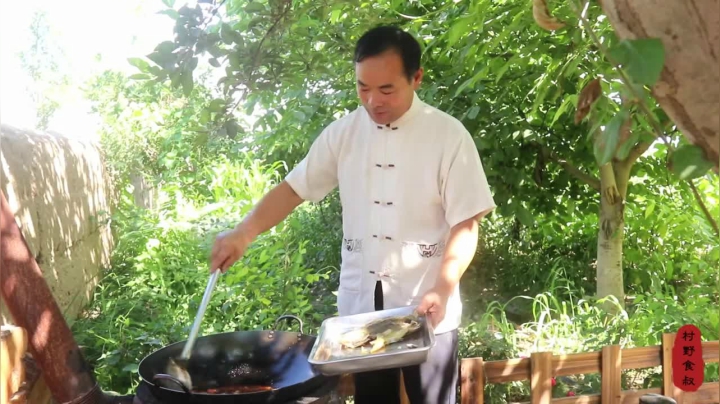 《乡村老流氓美食记》201_买条仅次于鲱鱼罐头的臭鱼，整个院子都被搞臭了，吃着真香