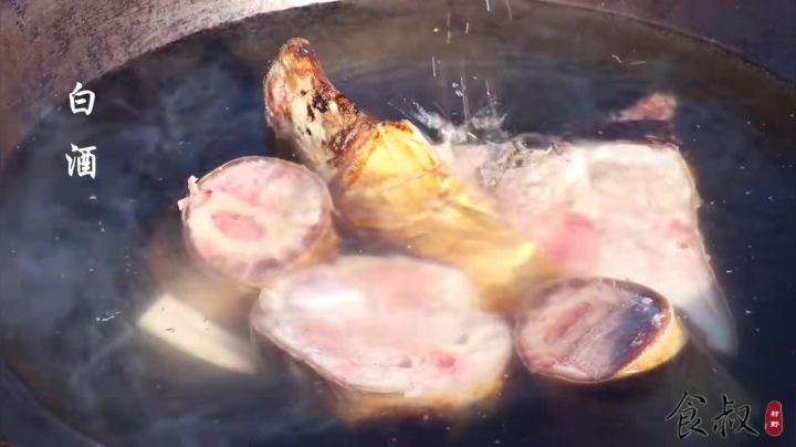 《乡村老流氓美食记》297_58元买一根大牛蹄，小火慢炖大半天，第一口咬下去就觉得值了