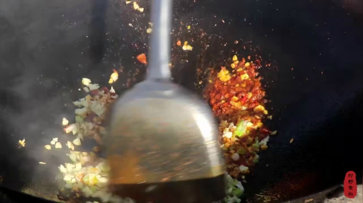 《乡村老流氓美食记》268_食叔爱吃鸡腰子，一口气买了3斤多，做个爆炒鸡腰，还不忘喝口酒