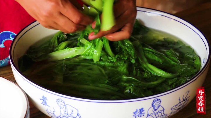 《漂亮娘们儿美食记》418_陕西名吃养生菜“小白菜烩豆腐”做法简单，大人小孩都爱吃