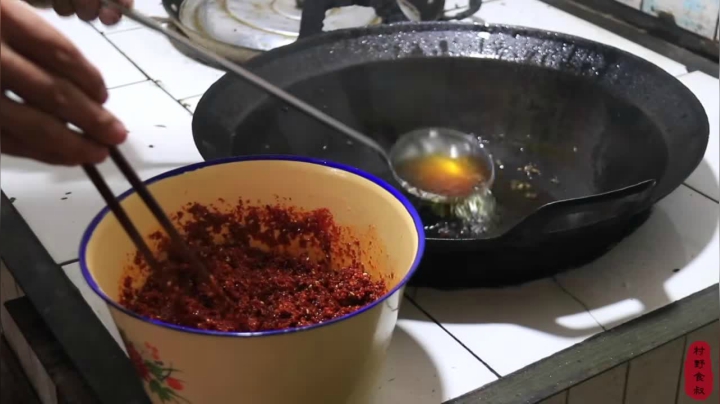 《乡村老流氓美食记》293_食叔自制西北特色菜夹饼，现制红油辣子刷上去，咬一口满嘴香