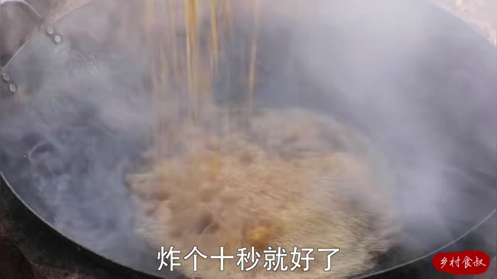 《乡村老流氓美食记》80_食叔嘴馋，做爆炒黄鳝下饭，8秒即出锅，脆嫩鲜香，把我看饿了