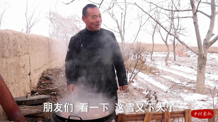 《乡村老流氓美食记》64_260买几根牛排骨，食叔给家人做“爆汁牛排”，肥而不腻入口即化
