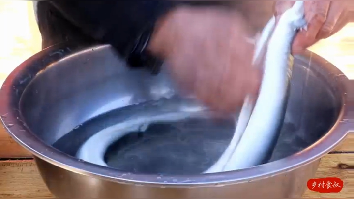 《乡村老流氓美食记》58_天冷了，食叔请小舅子吃“红烧鳗鱼”，整条直接下锅烧，越吃越香