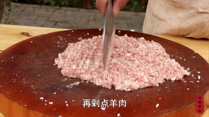 《乡村老流氓美食记》203_农村大叔做西北羊筏子也叫灌肠，先煮后煎，老婆子吃痛快了