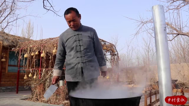 《乡村老流氓美食记》22_360买个牛架子，铁锅炖半天，叫上村里邻居来喝汤啃骨头，真叫香