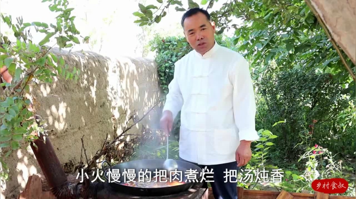 《乡村老流氓美食记》137_铁锅羊肉！买点羊肉，柴火炖烂活了，两口子围着锅差点吃撑