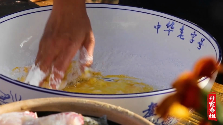 《漂亮娘们儿美食记》401_粉丝拿来一条8斤重的大草鱼，春姐做成炝锅鱼，粉丝称赞，好解馋