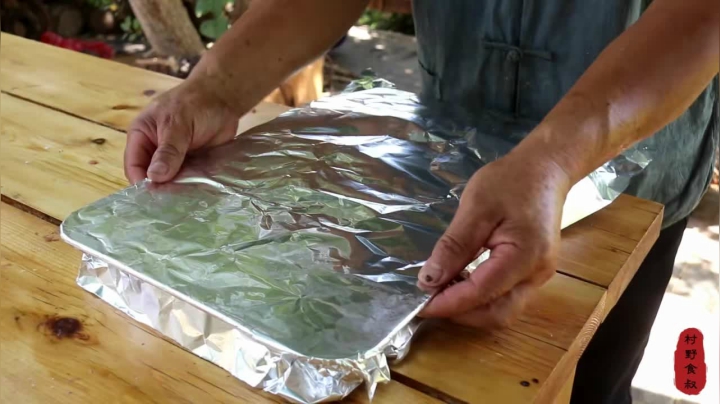 《乡村老流氓美食记》190_买几斤猪后腿肉，食叔自制午餐肉吃，用葱油饼卷着吃着带劲