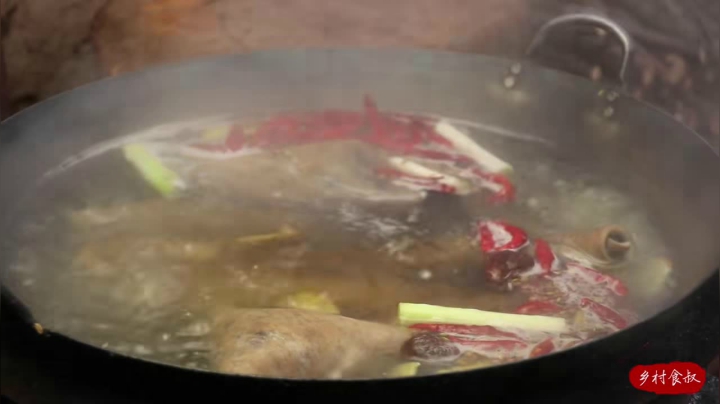 《乡村老流氓美食记》43_1100买张驴皮，洗了一整天，做个爆炒驴皮，爽滑弹牙，名不虚传