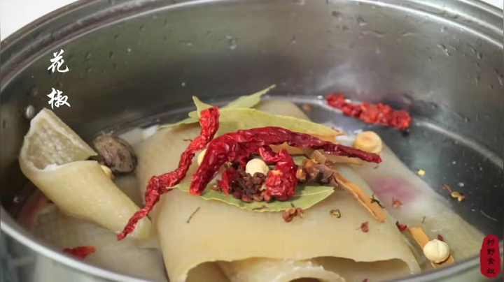 《乡村老流氓美食记》290_这猪皮吃起来到底有多好吃，看大叔表情就知道，香辣又爽口