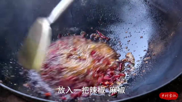 《乡村老流氓美食记》127_麻辣香锅！老婆爱吃辣，虾、鸡爪鱿鱼一锅炒，3个人辣得浑身出汗