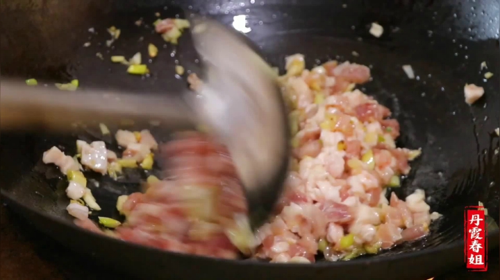 《漂亮娘们儿美食记》397_干完农活，1斤猪肉1斤蒜苔炒出正宗的拌面酱，一人三大碗，还想吃