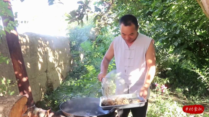 《乡村老流氓美食记》161_酸辣肉皮！剩下半盘肉皮一锅爆炒了，劲道弹牙，就着面吃真过瘾