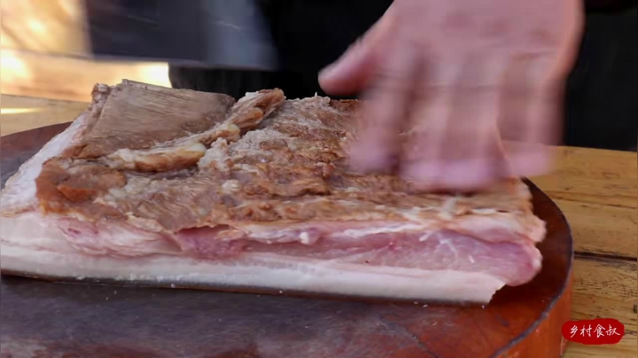 《乡村老流氓美食记》8_一块五花肉一把干豆角，食叔做“龙眼扣肉”，吃一口味道名不虚传