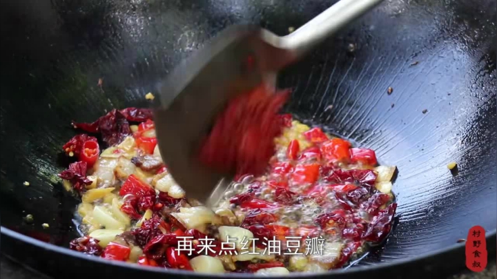 《乡村老流氓美食记》163_今天做个小鱼干锅，老婆一开始不吃，尝了一口吃美了，过瘾