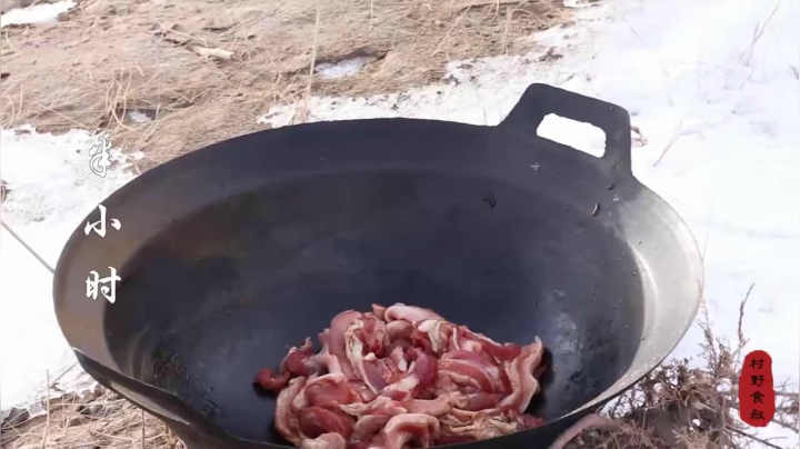 《乡村老流氓美食记》295_食叔真豪爽，五花肉一人吃1斤，大口大口吃太香了，看馋了