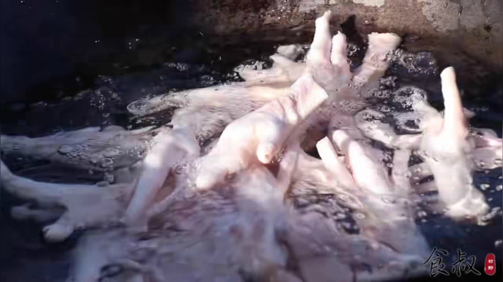 《乡村老流氓美食记》296_食叔秘制红烧香辣鸡爪，连骨头都要吮出汁来，太过瘾了