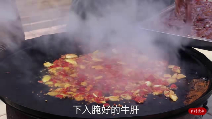 《乡村老流氓美食记》38_10块钱买块牛肝，食叔做“火焰土匪牛肝”，鲜嫩爽滑，吃着真够味