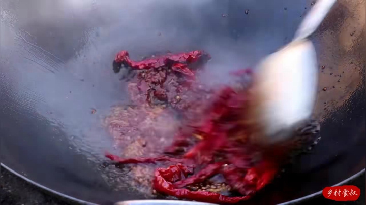 《乡村老流氓美食记》82_都说黑驴蹄是好东西，今天整几个做酱驴蹄，味道果然名不虚传