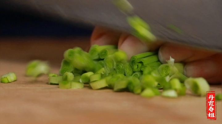 《漂亮娘们儿美食记》381_早餐再也不用愁，这样做出来的饼，40秒一张，饼薄透亮，口感酥软