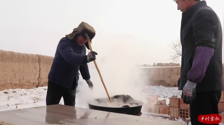 《乡村老流氓美食记》44_集市上花1100买张大驴皮，烫洗拔毛大半天，才刮洗干净，看着带劲