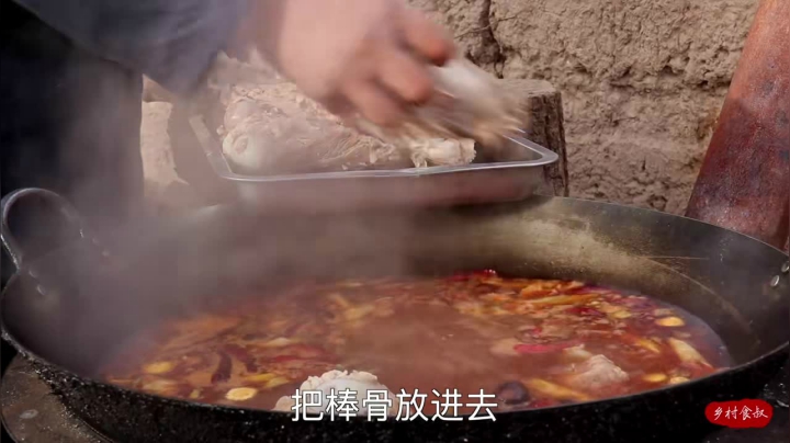《乡村老流氓美食记》34_100块买7根大棒骨，食叔做“酱大骨”，软烂化渣还不腻，啃痛快了