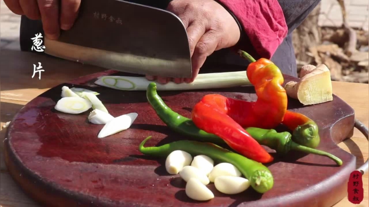 《乡村老流氓美食记》269_80块买了2个大猪肚，农村大叔先煮后炒，狗子馋得直飚口水